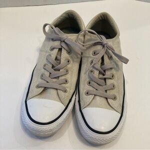 Converse Women’s Chuck Taylor Lowtops size 9